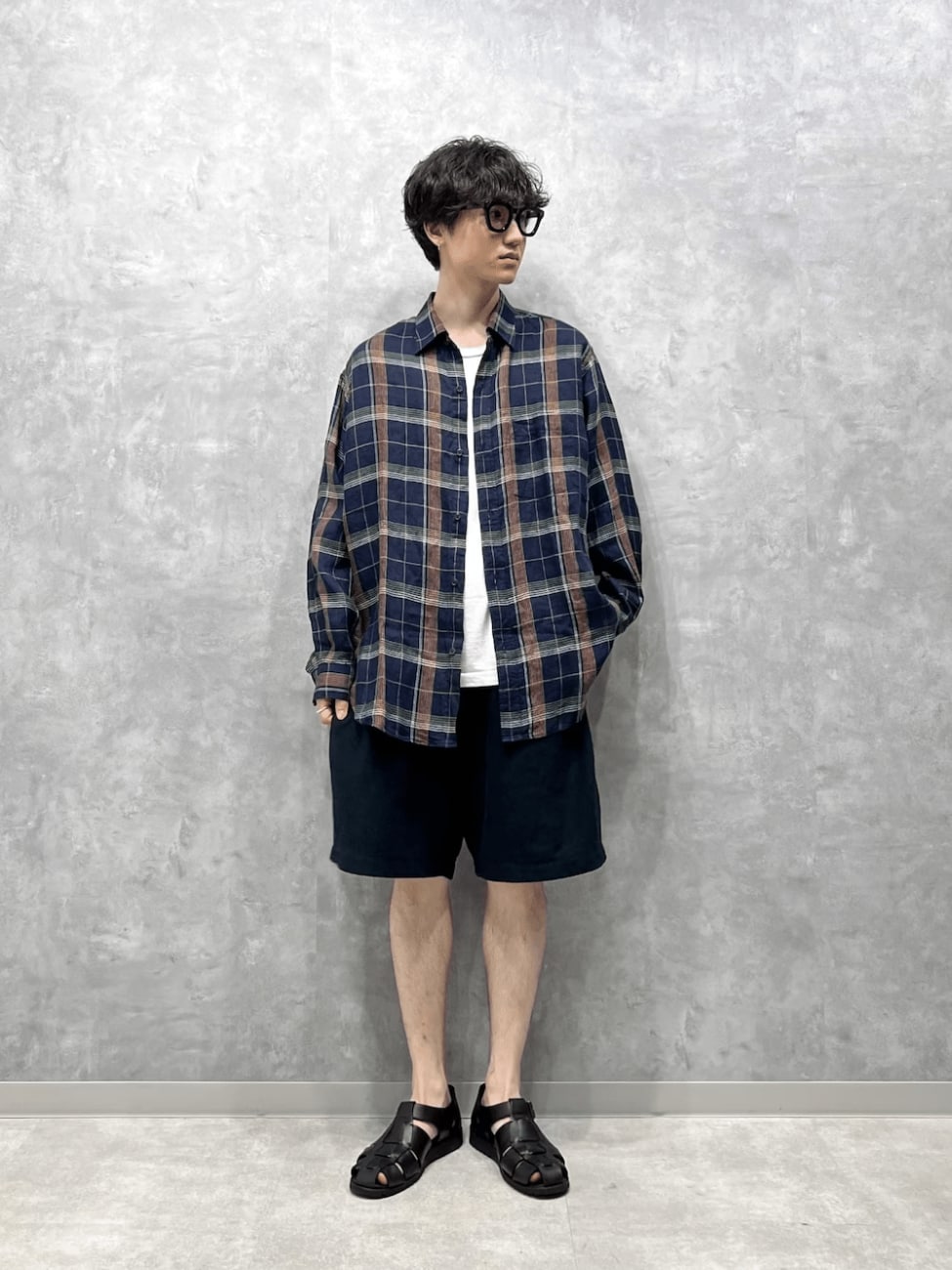 ネイビーチェックシャツ×ハーフパンツ