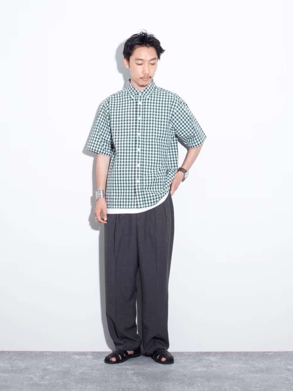 グリーンチェックシャツ×ワイドスラックス