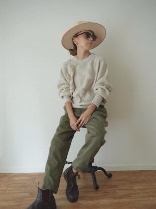 ▼【秋】グリーン系のチノパンとベージュ系ニットで“ゆるかっこいい”を演出