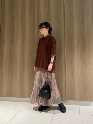 上品なブラウンのポロシャツで大人フェミニンに