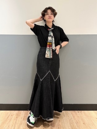 ポロシャツ×スカートは程よい甘さに