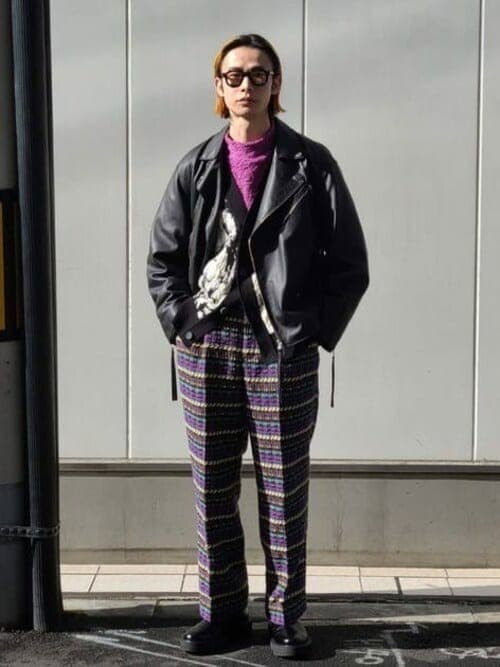 ［6］柄×柄の着こなしはライダースでバランスを調整
