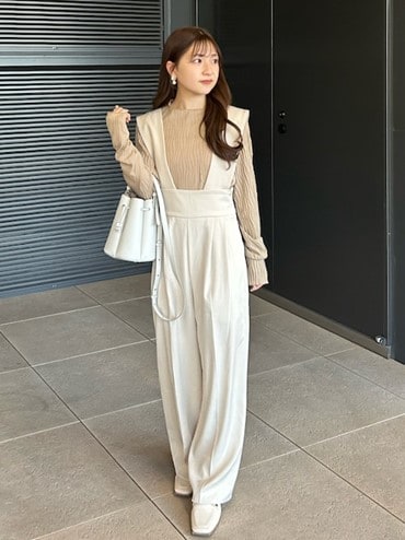 春を感じさせる淡色コーデ