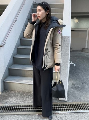 レザー素材の小物を取り入れた大人のおでかけコーデ
