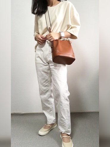 ゆったりシルエットでラフに仕上げるワントーンコーデ
