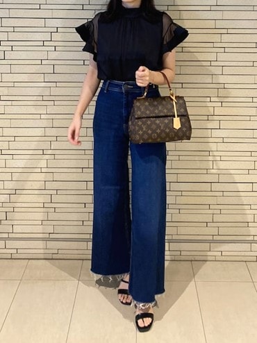 濃い青のデニムパンツを取り入れた大人カジュアルコーデ