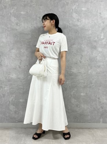 ロゴTシャツの赤で差し色をプラス