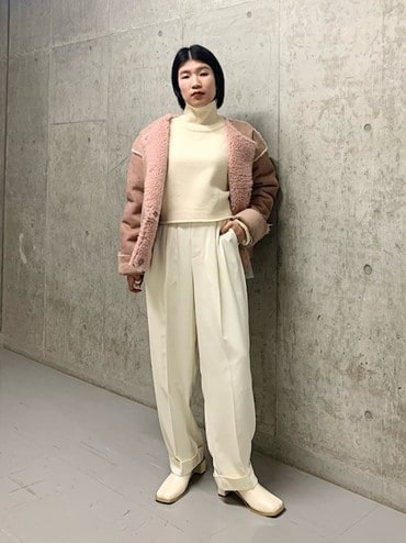 ピンクジャケットで女性らしさを引き出す