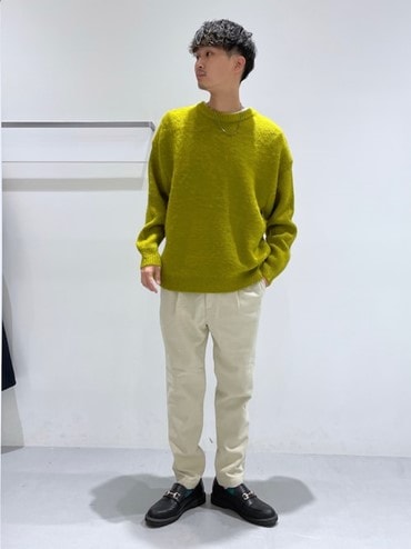 リラックス感に上品さを取り入れたカラーニットコーデ