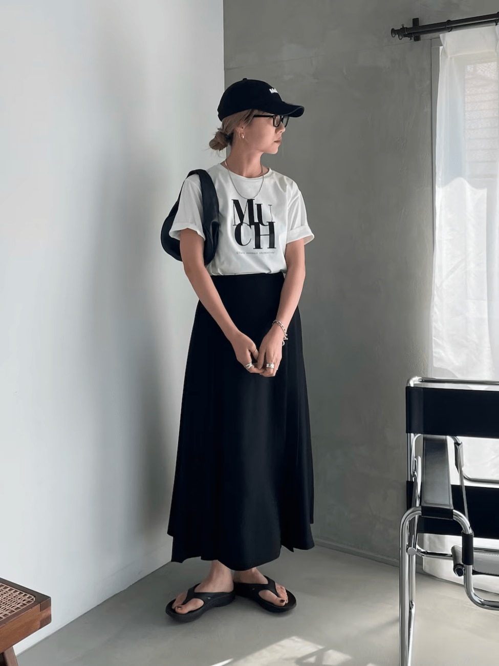 黒サイドプリーツスカート×ロゴTシャツ