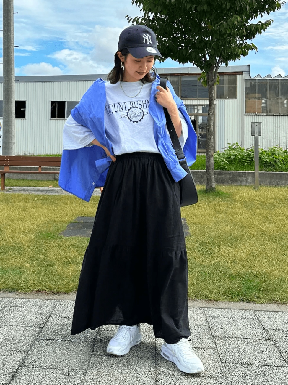 黒フレアスカート×ロゴTシャツ×ブルーシャツ