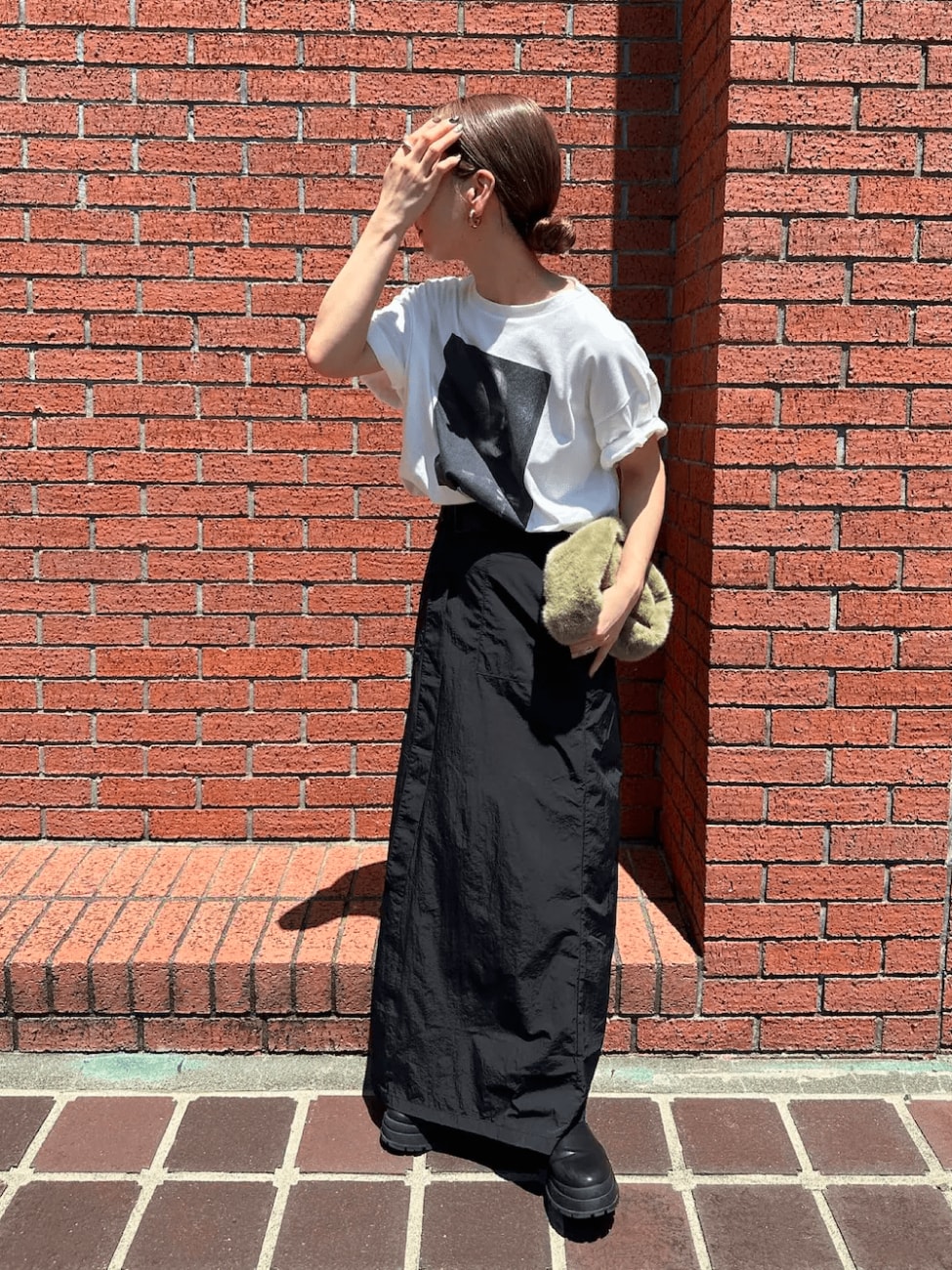 黒カーゴスカート×プリントTシャツ