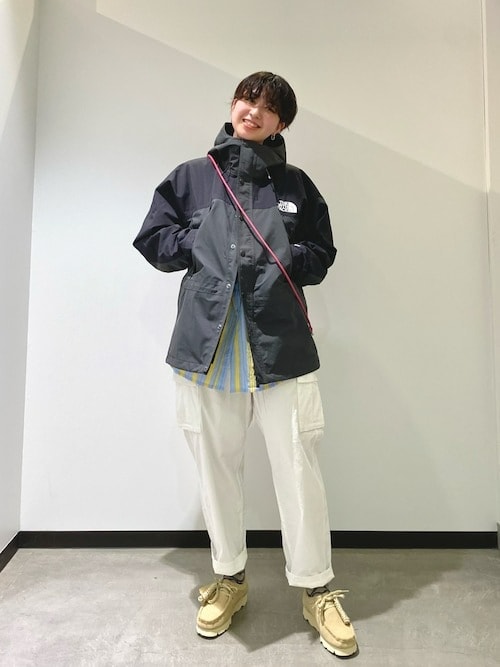 ［1］春のハイキングの服装は淡色多めで女性らしさアップ