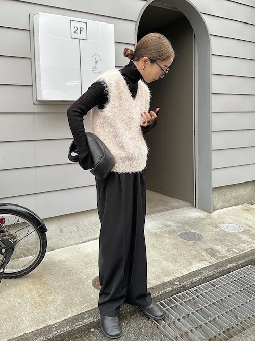 黒のワイドパンツ×ファーベスト