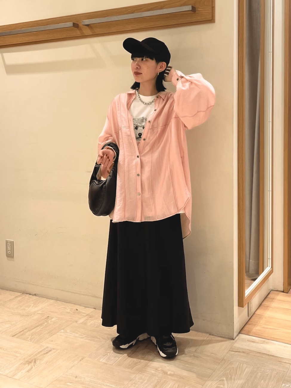 ピンクのシアーシャツで大人可愛く