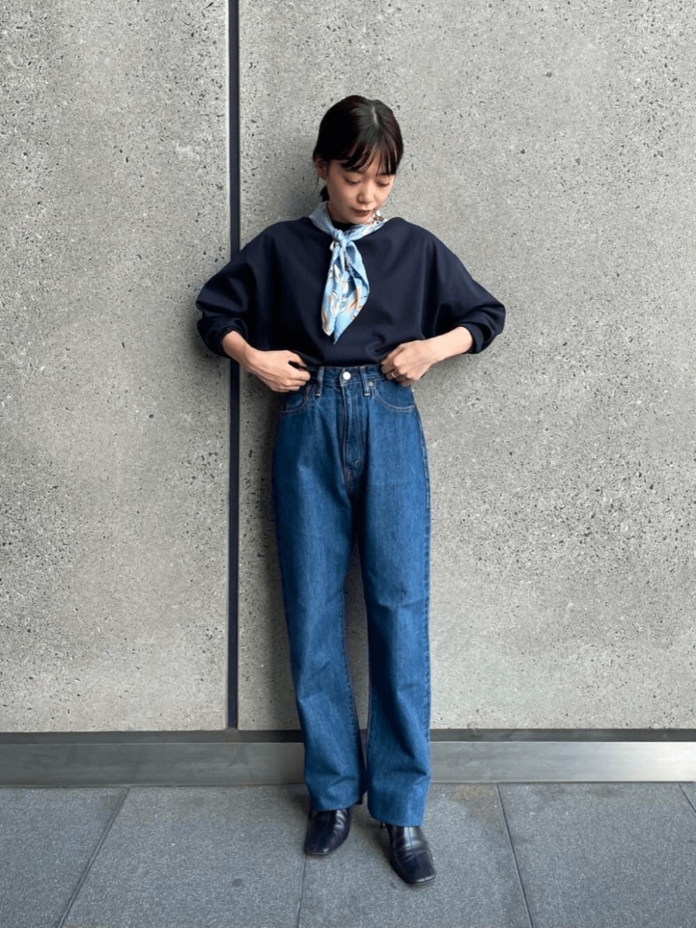 スカーフ×カットソー×デニムパンツ