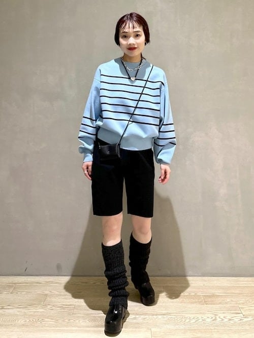 ［2］ショート丈のニットパンツでコーデの抜け感アップ