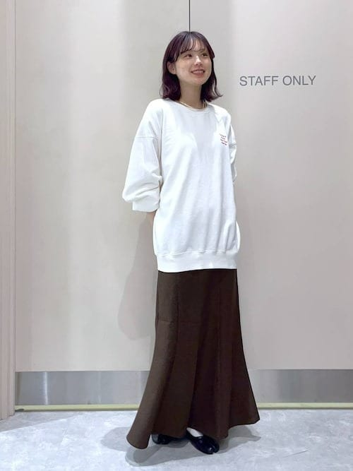 ［1］白のトップス×茶色のスカート