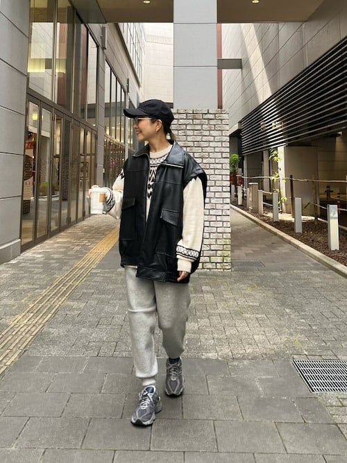 ［5］ハードなアイテムをニットパンツで優しくまとめる
