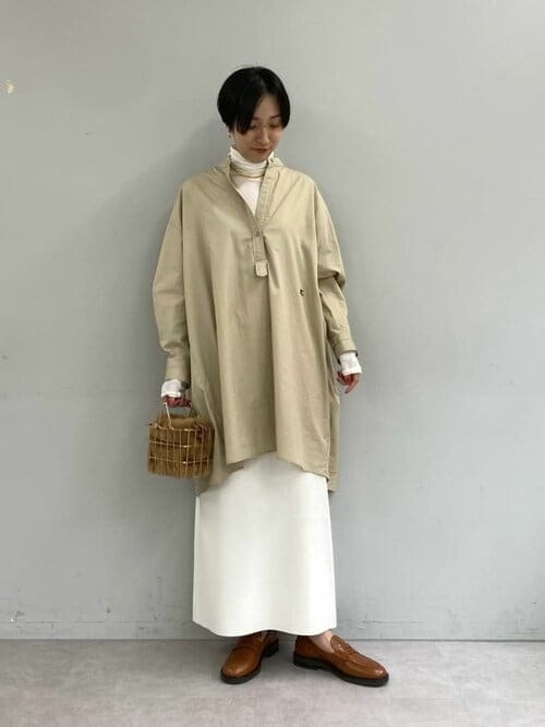 ▼カラーシャツ(ベージュ)×ニットスカート