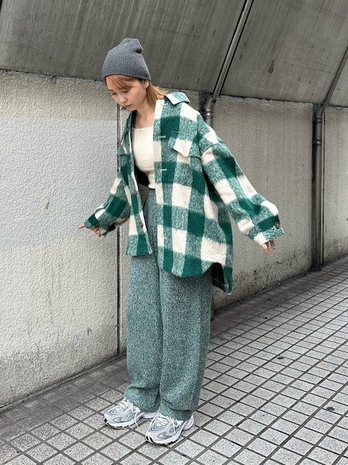 ［4］ラフな着こなしはカラーコーデでこなれ感をプラス