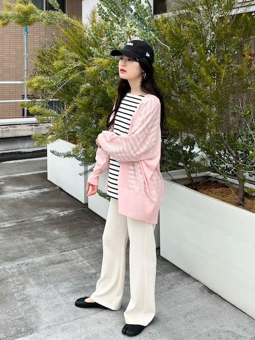 ［2］白のニットパンツで大人可愛いコーデを目指す