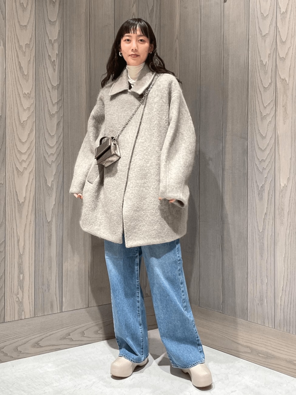 シャギーミドルコート×タートルネックトップス×ストレートデニム