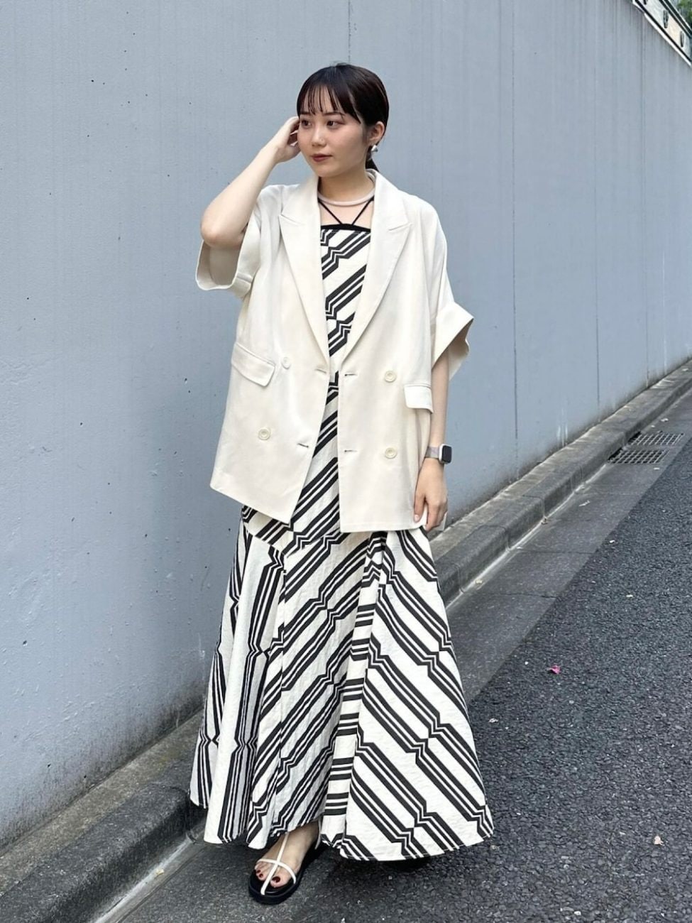 柄物のワンピースは同色のジャケットでなじませる