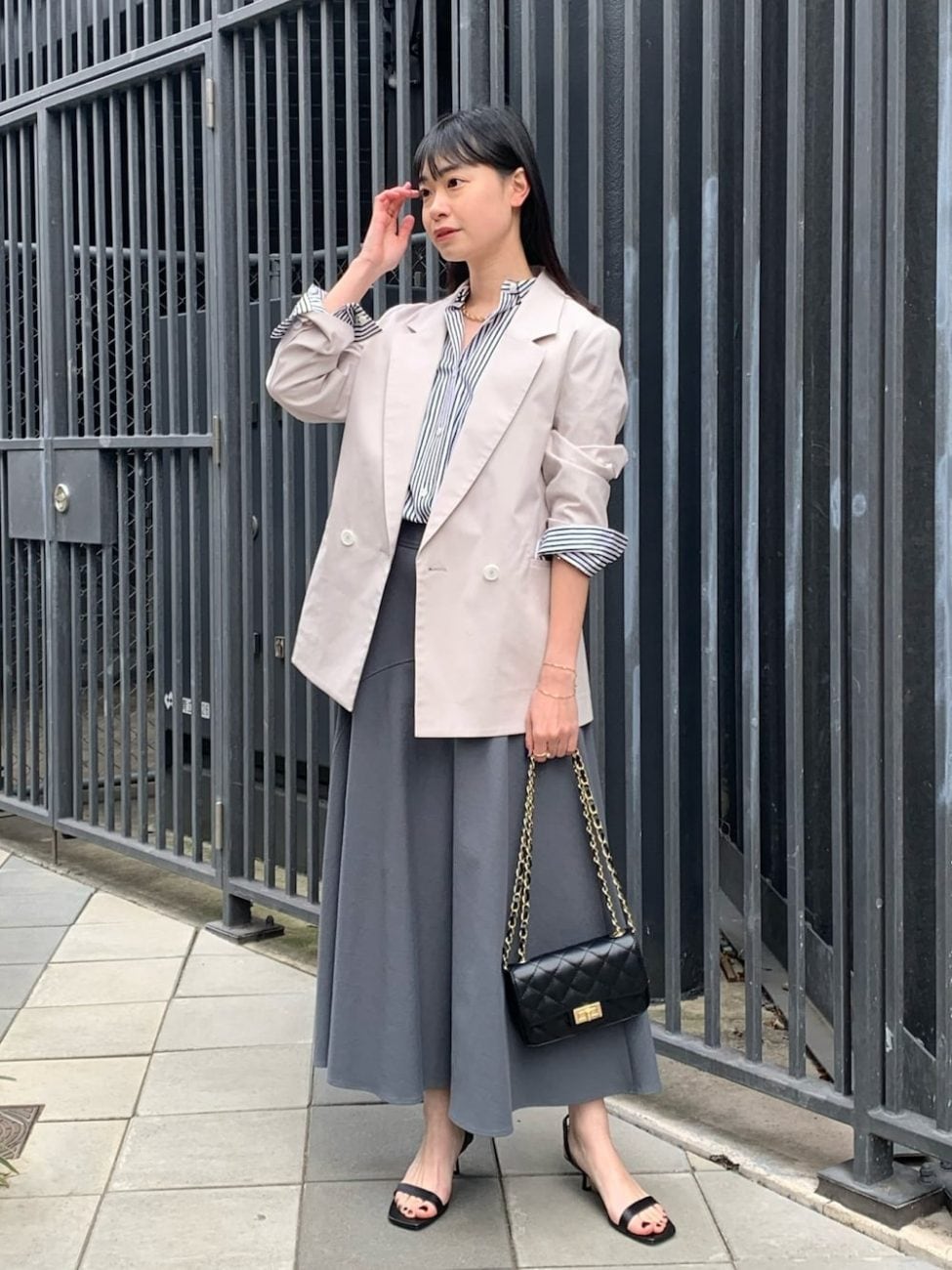 ▼かっちりとした装いをスカートで中和