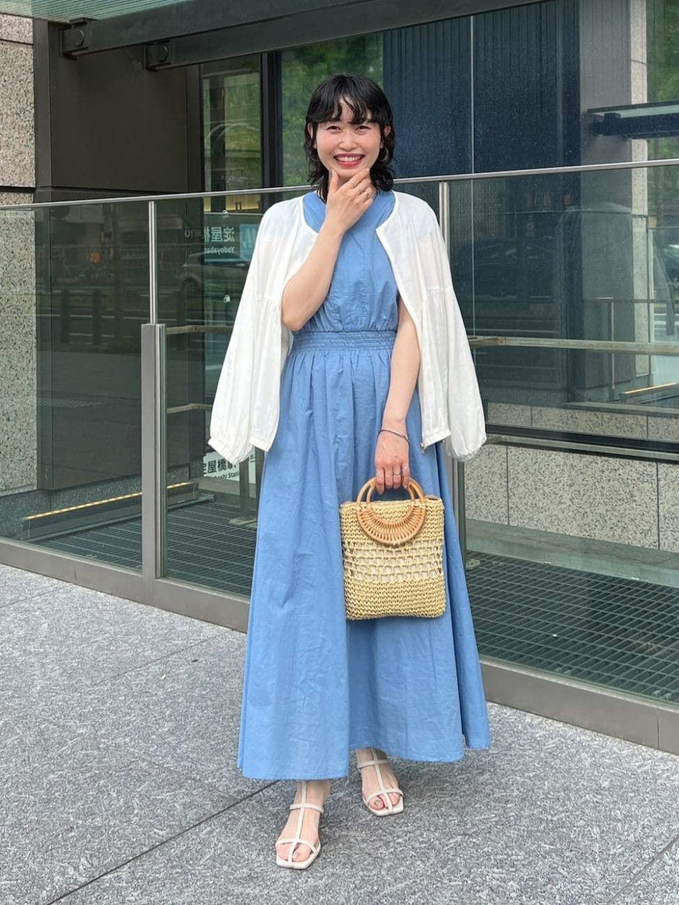 ▼とろみ素材のブルゾンで軽やかに