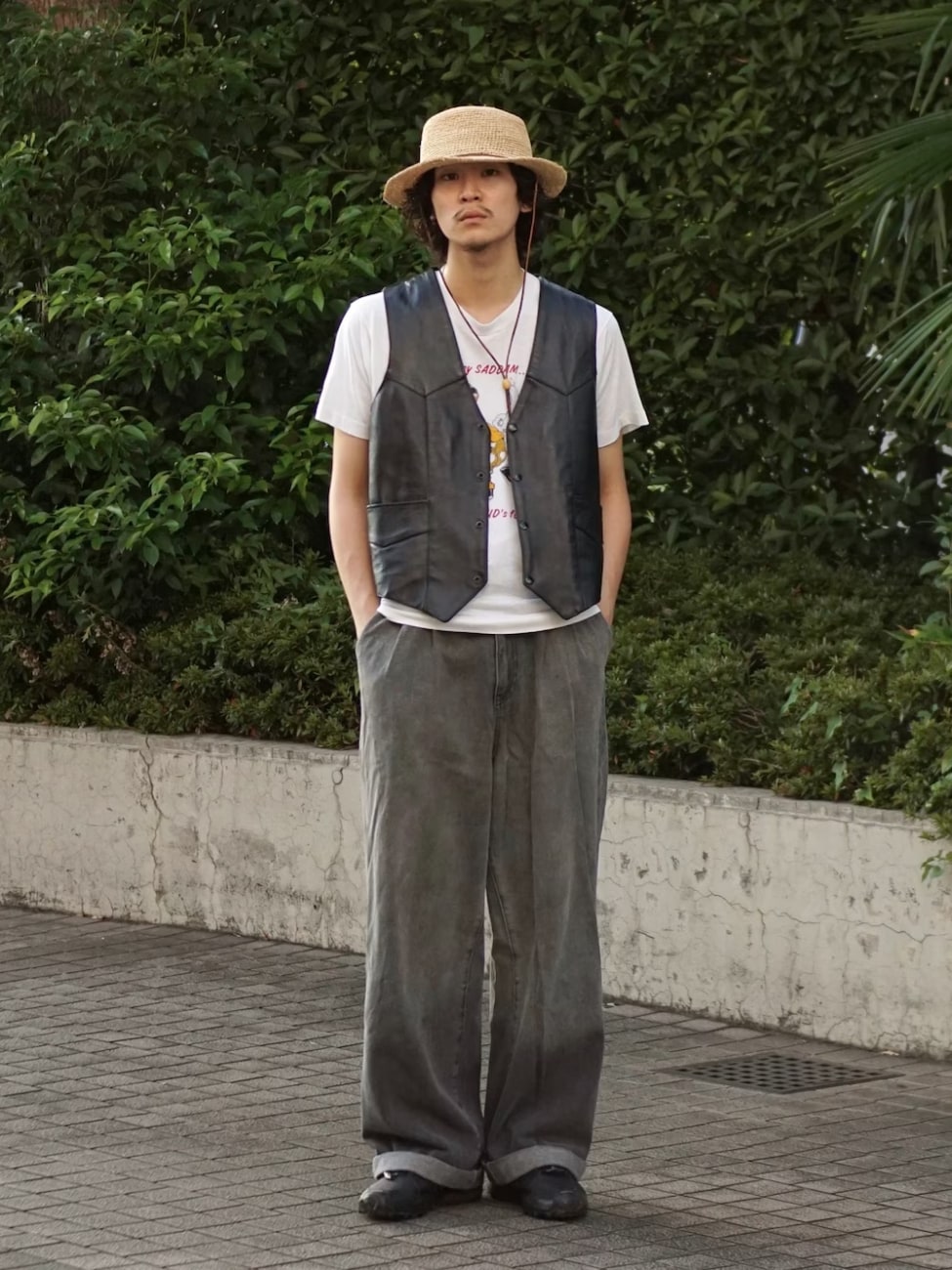 ▼白Tに古着ベストをON