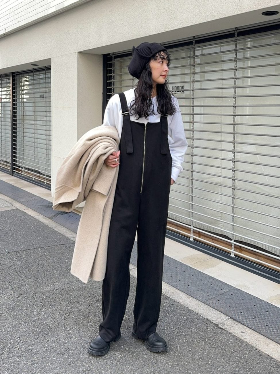 ［6］サロペットパンツでラフな抜け感アップ