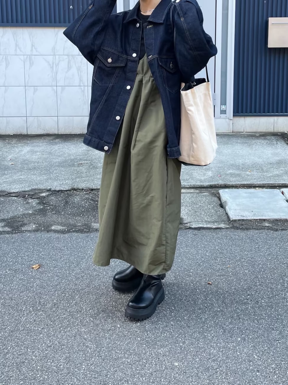 大きめデニムジャケットのリラックスカジュアルスタイル