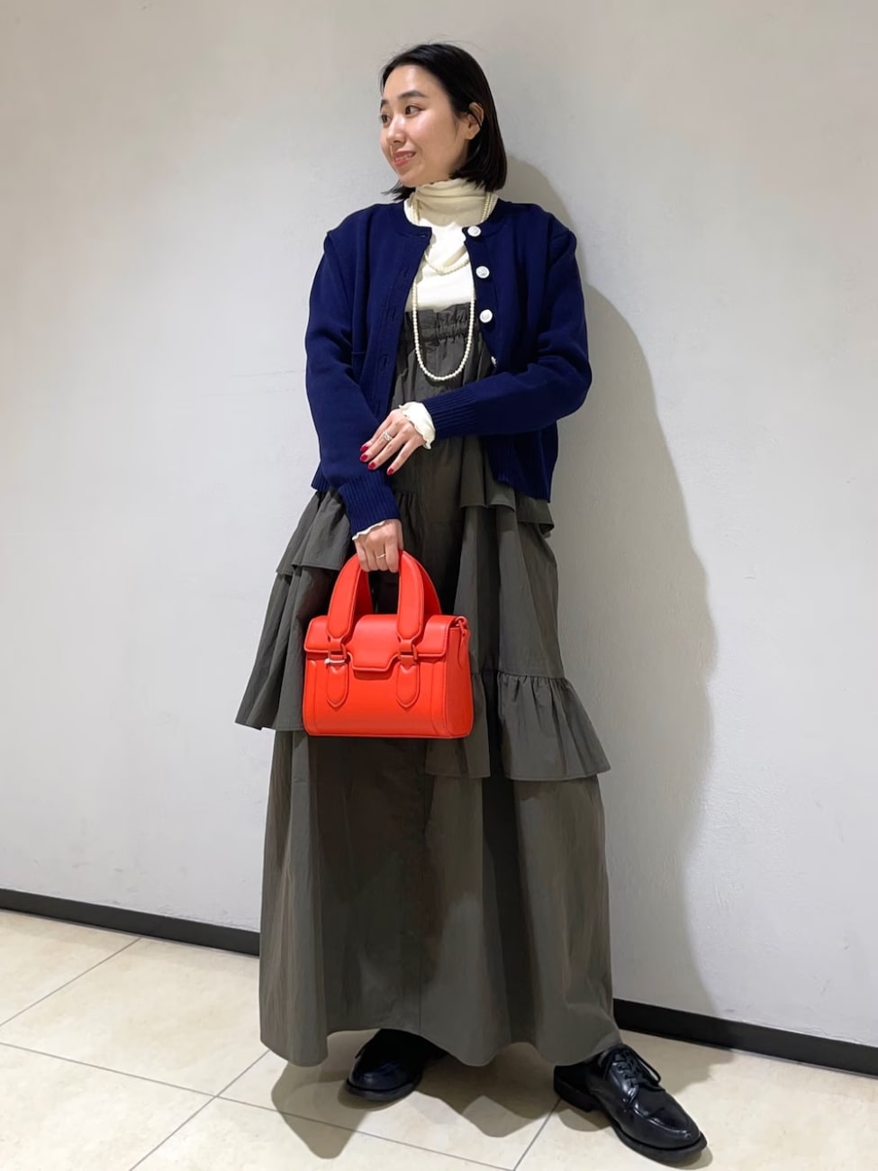 ショートカーデはネックレスでバランスを取ると◎！