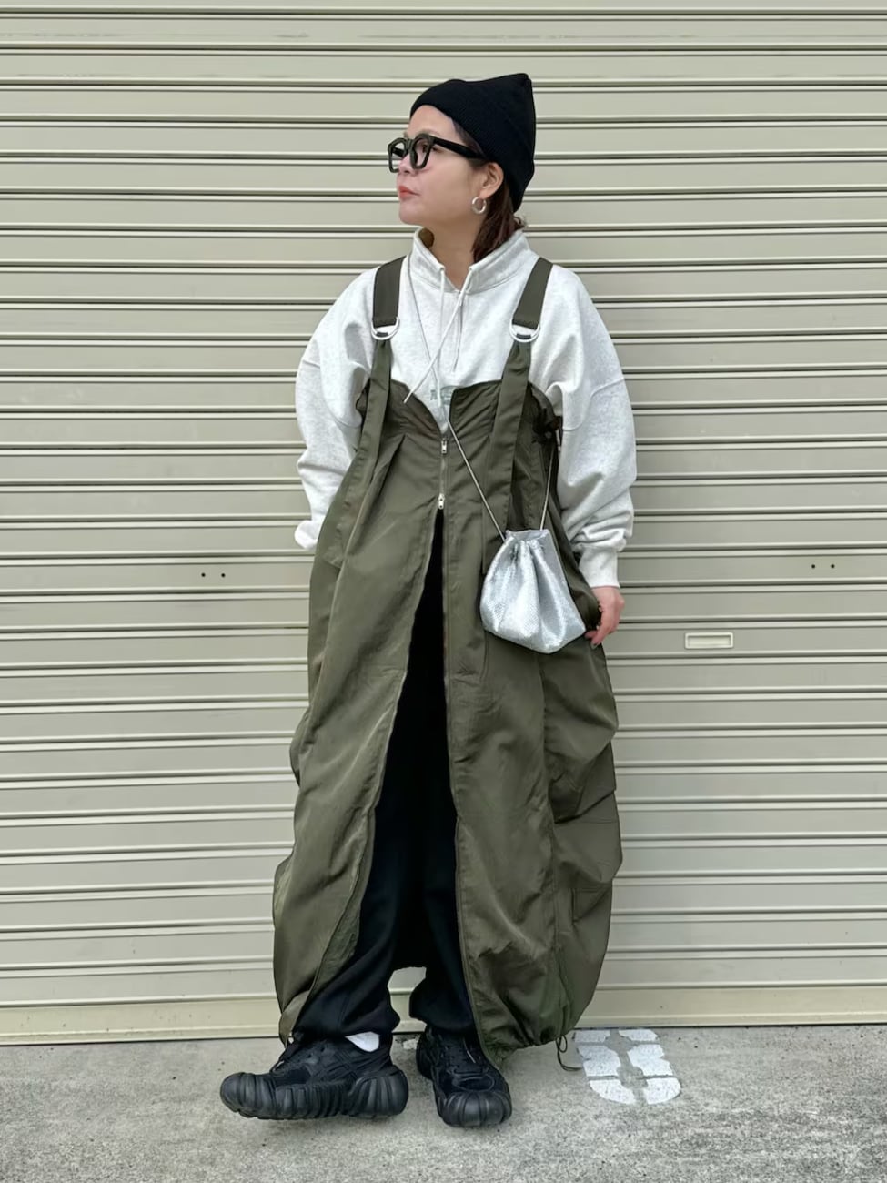 パーカーをインしてスポーティーに