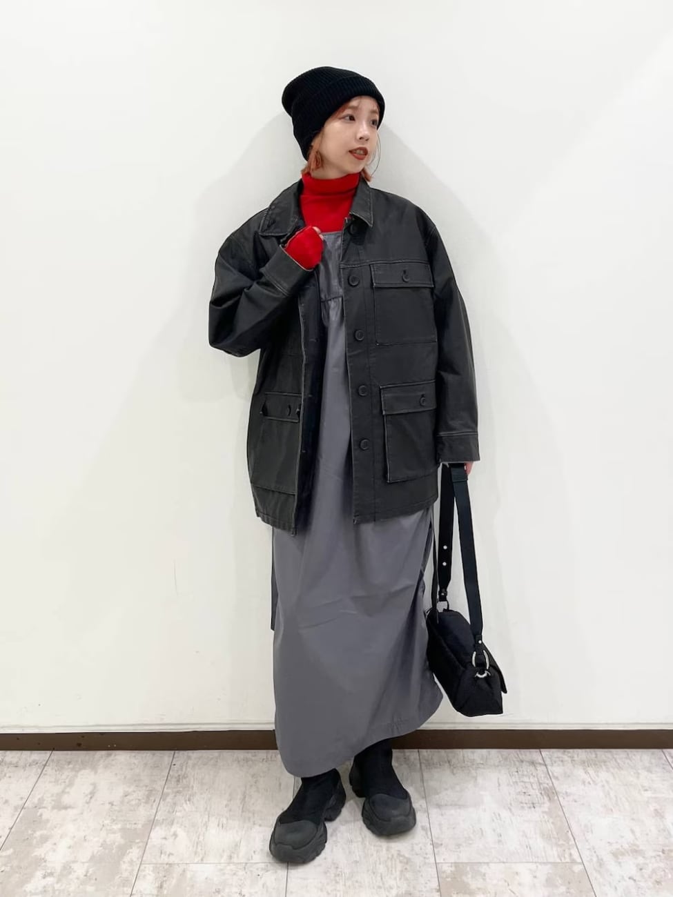 ミリタリージャケットを羽織った甘辛コーデ