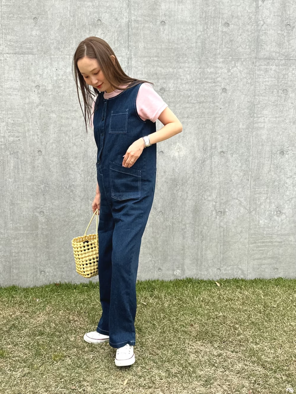 春のお出かけに◎!デニムサロペットが主役のスタイル