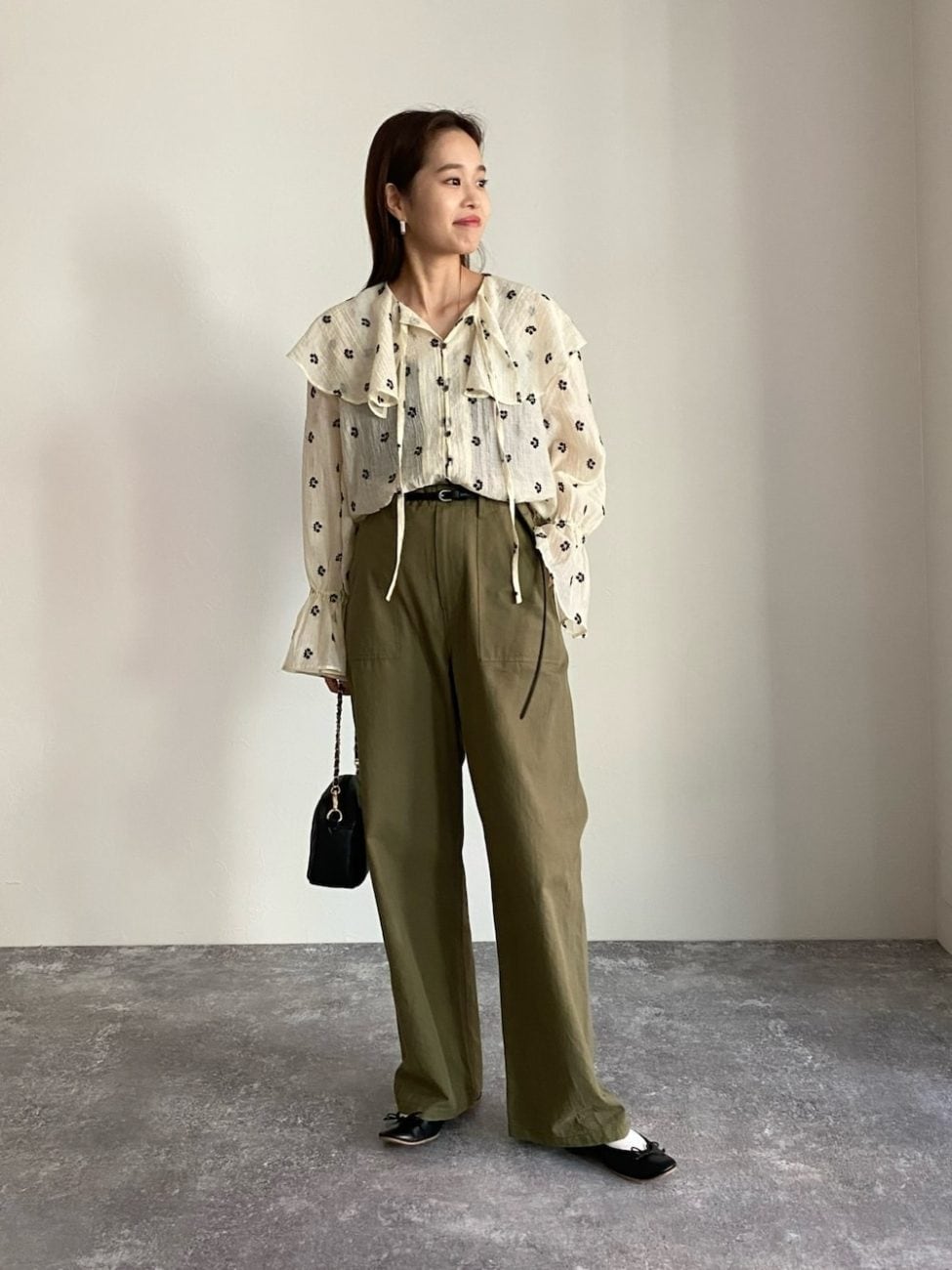 ［8］長袖ブラウスは春や秋の29度の服装に大活躍
