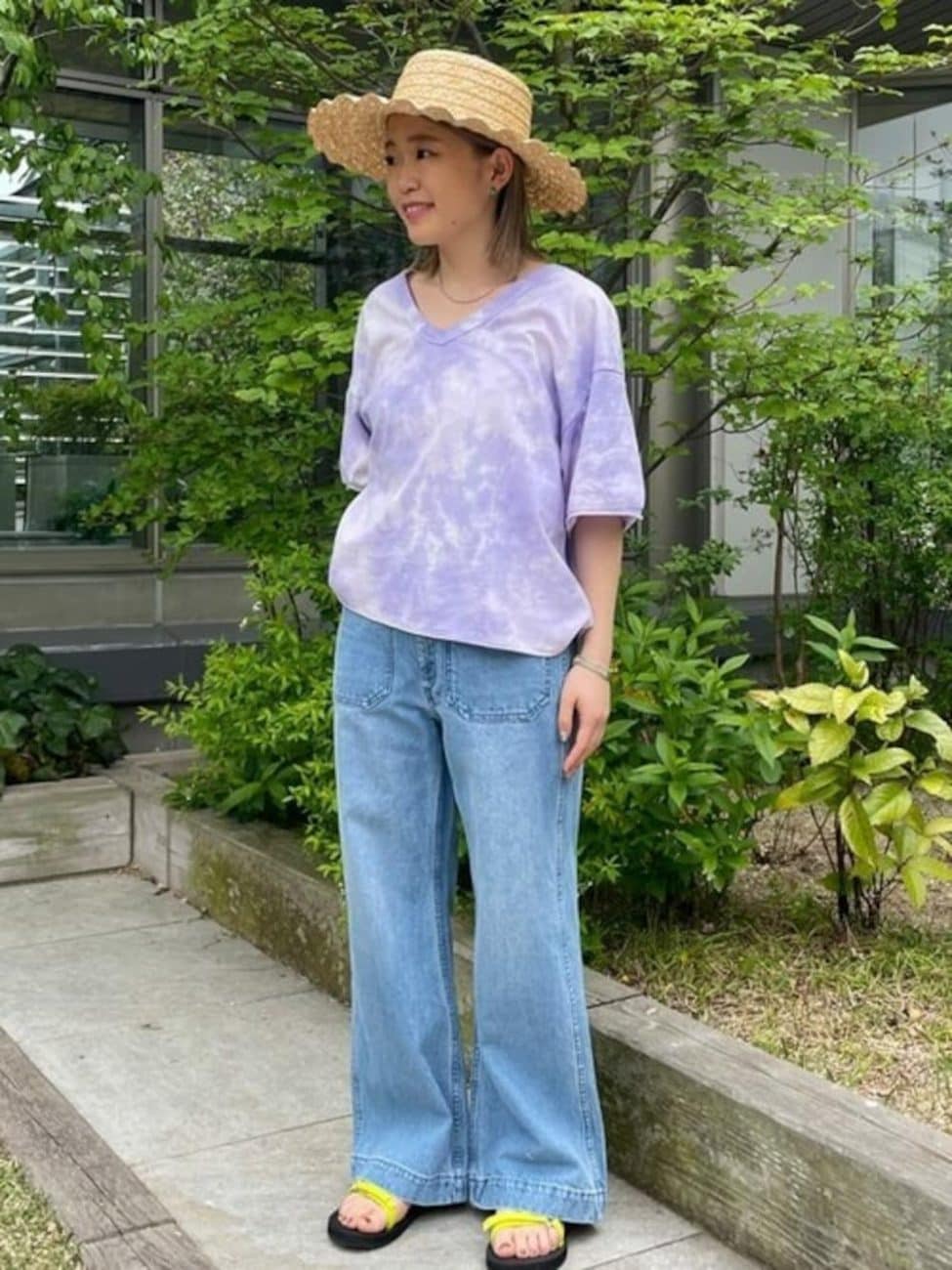2|つば広の麦わら帽子でコーデを刷新