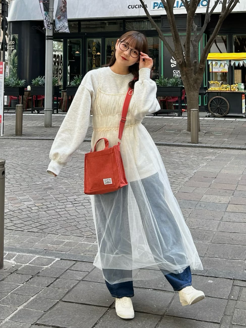 カジュアル見えの赤バッグ