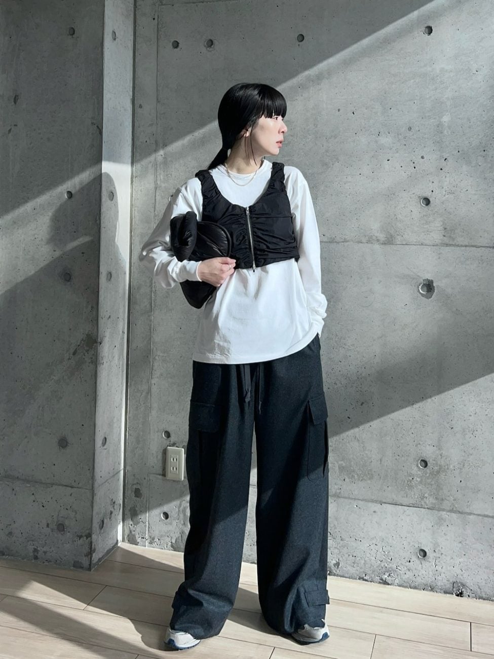 ▼黒のワイドパンツとハンサムな靴で洗練コーデに