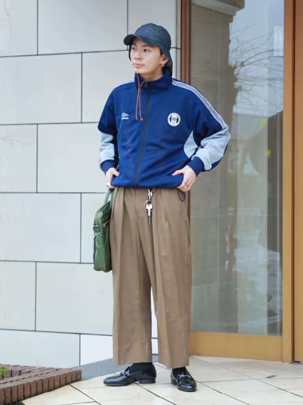 ▼トラックジャケット×スラックスコーデ