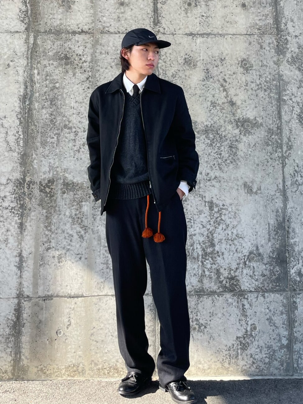 ▼Yシャツ×ニットベスト×スラックスコーデ
