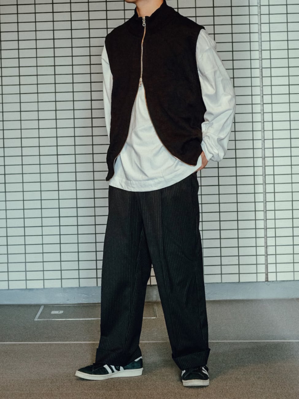 ▼白ロンT×ニットベスト×スラックスコーデ