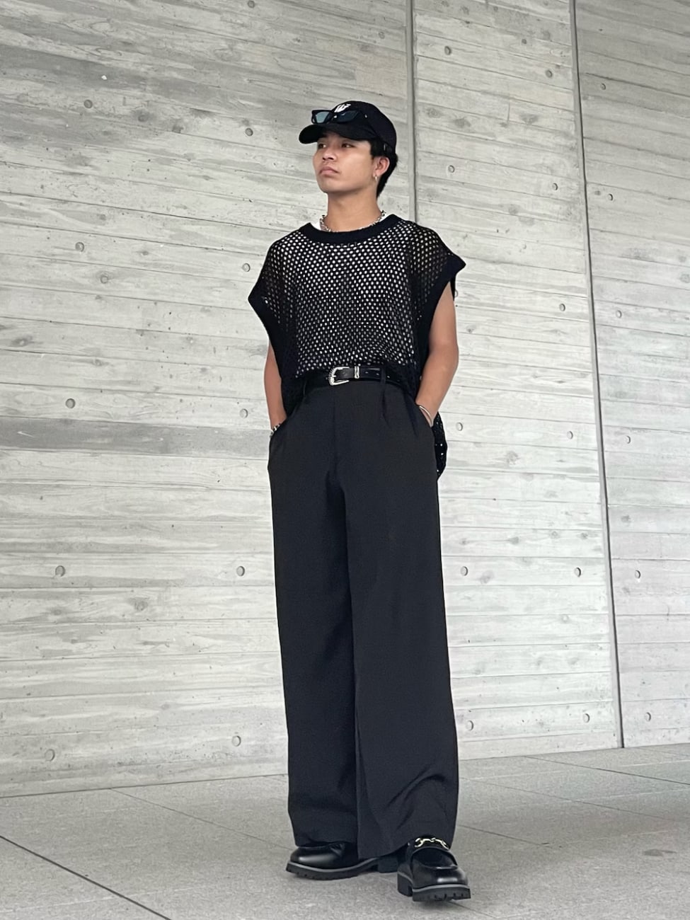 ▼メッシュベスト×白タンクトップ×黒スラックスコーデ