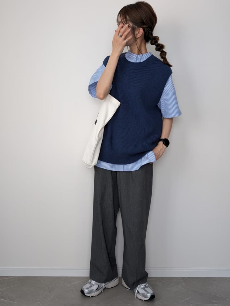 ▼半袖シャツ×ニットベスト×ワイドパンツコーデ