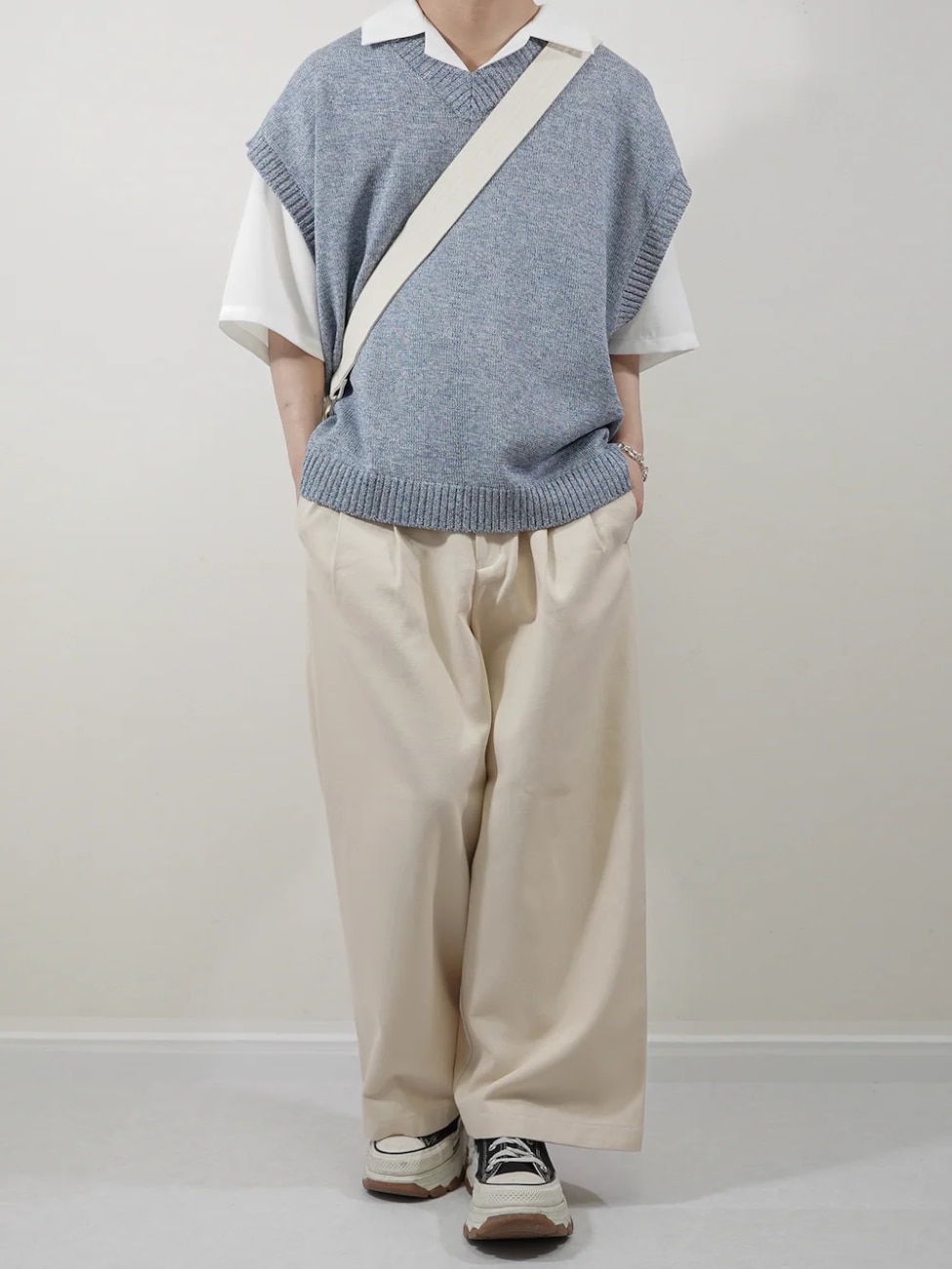 ▼ニットベスト×白シャツ×ワイドチノパンコーデ