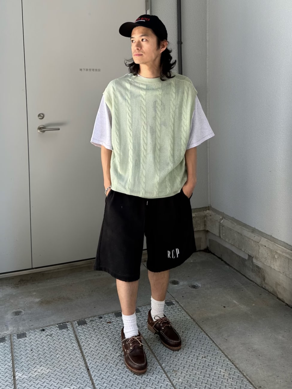 ▼ニットベスト×白Tシャツ×ハーフパンツコーデ