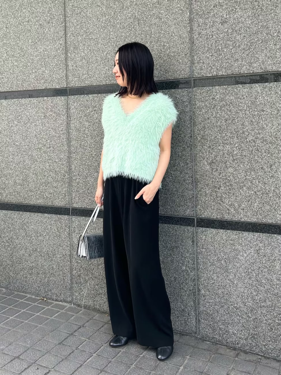 ▼シャギーニットベスト×黒サロペットコーデ