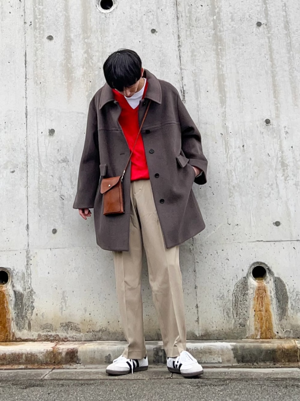 ▼コート×赤ニットベスト×スラックスコーデ
